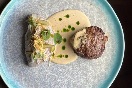 Бифштекс из говядины с пюре из фиолетового картофеля, черным трюфелем и перечным соусом  