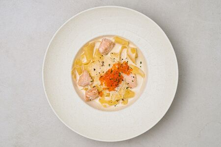 Паппарделле с лососем и красной икрой