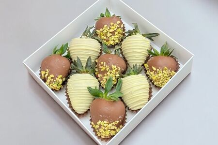 Фисташковый набор клубники в шоколаде