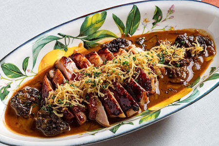 Тальята из цыпленка со сморчками и перечным соусом