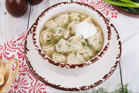 Пельмени из свинины и говядины в бульоне