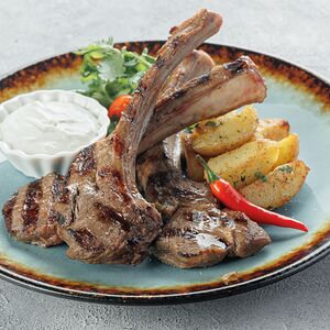 Каре баранье с молодым картофелем 