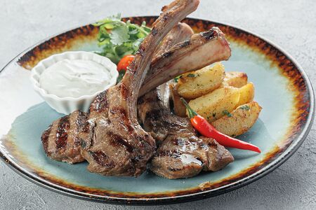 Каре баранье с молодым картофелем 