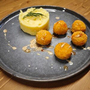 Митболы с сыром и картофельным пюре