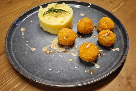 Митболы с сыром и картофельным пюре