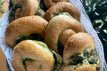 Слойка-улитка со шпинатом и сыром