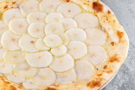 Пицца с грушей и сыром горгонзола