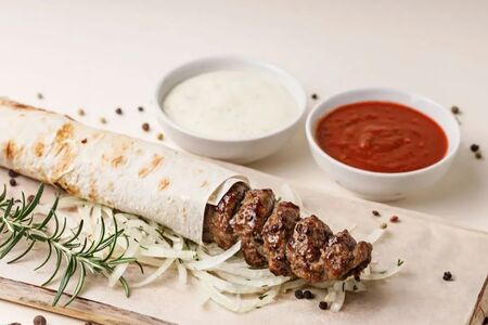 Люля-кебаб из говядины в лаваше