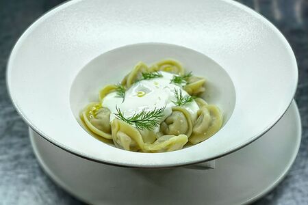 Пельмени мясные с сырным муссом