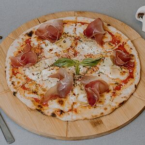Пицца с брезаолой и артишоками
