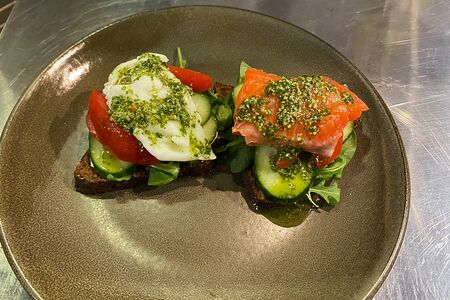 Брускетта с Лососем и яйцом пашот 