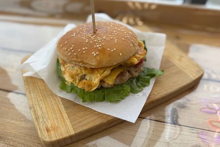 Бургер со свининой и жареным яйцом