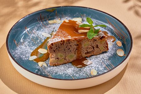 Протеиновая шарлотка с карамельным соусом