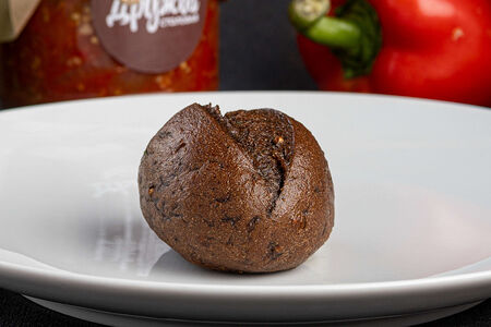 Булочка черная с чесночным маслом