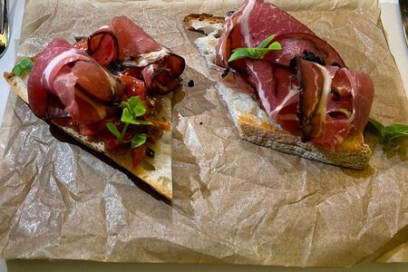 Брускетта с сыровяленой шейкой 