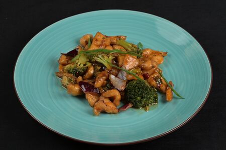 Курица с брокколи в сладком соусе чили 