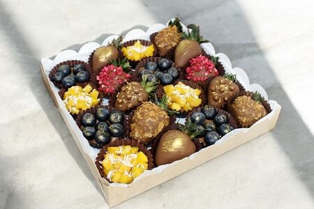 Клубника, манго и голубика в шоколаде