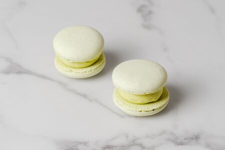 Макарон Фисташка-малина