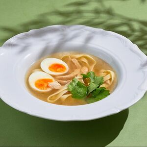 Горячий бульон из цыпленка