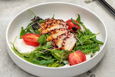 Салат с осьминогом