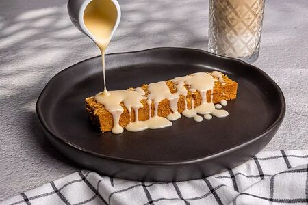 Медовик со сливочным соусом