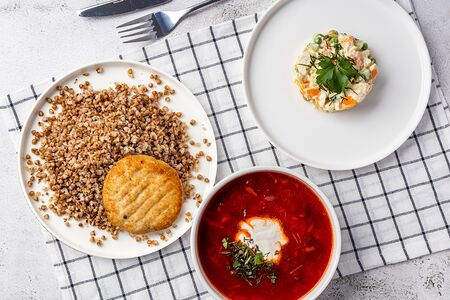Шницель с гречкой, салат Оливье и борщ