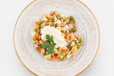 Салат Оливье с колбасой