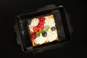 Вафля с кокосово-творожным кремом, свежими ягодами и мятой