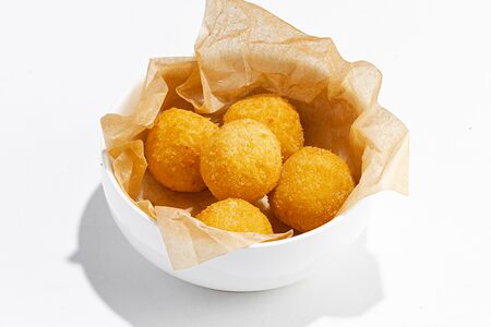 Сырные шарики с соусом на выбор