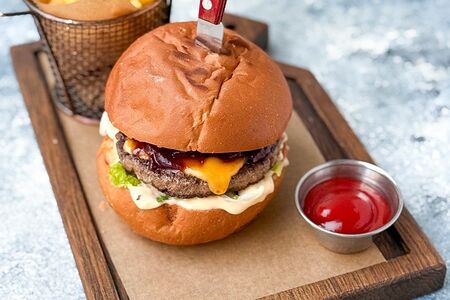 Онион бургер с луковым джемом