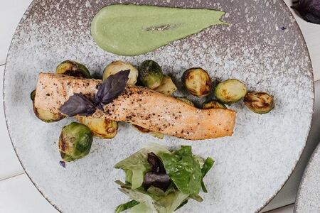 Стейк из лосося с гарниром на выбор