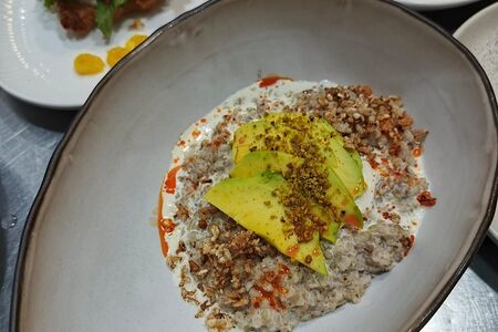 Зеленая греча с авокадо, страчателлой и трюфельной пастой