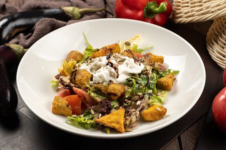 Салат с баклажанами и страчателлой