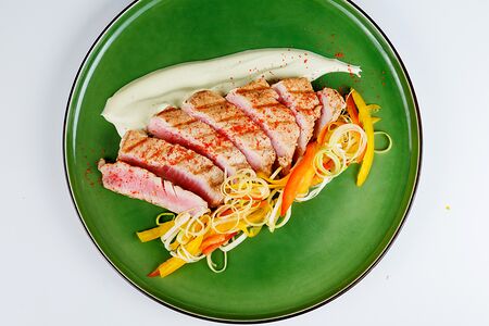 Тунец с матчей и сливочным соусом 