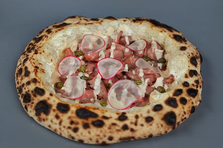 Ростбиф, тунцовый крем, каперсы и редис