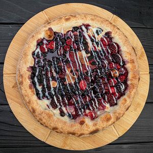 Пицца Ягодная со сгущенкой
