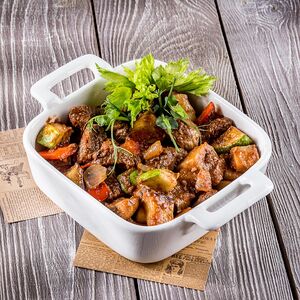 Тушеная телятина в соусе Сацебели с овощами