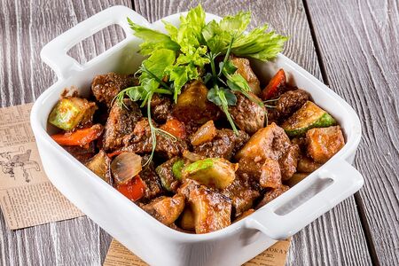 Тушеная телятина в соусе Сацебели с овощами