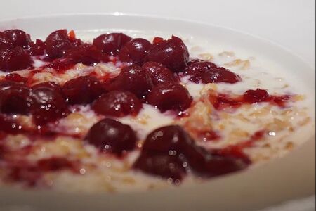 Овсяная каша с вишней 