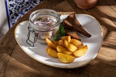 Сельдь маринованная