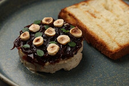 Паштет из копченого сома с карамельным луком