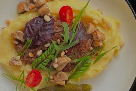 Пюре с томленой говядиной и грибочками