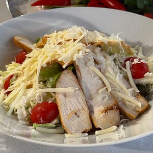Салат Цезарь с курицей