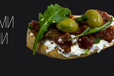 Брускетта с вялеными томатами 