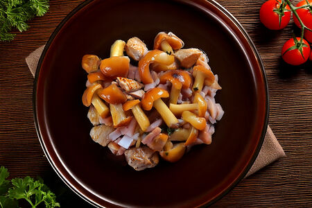 Салат из маринованных опят, куриной грудки и ветчины