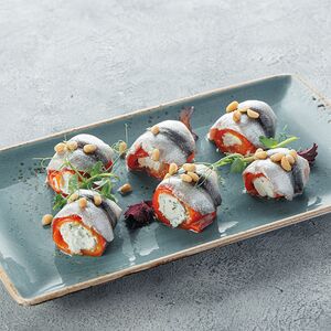 Рулетики из печеного перца с анчоусом 