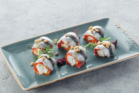 Рулетики из печеного перца с анчоусом 