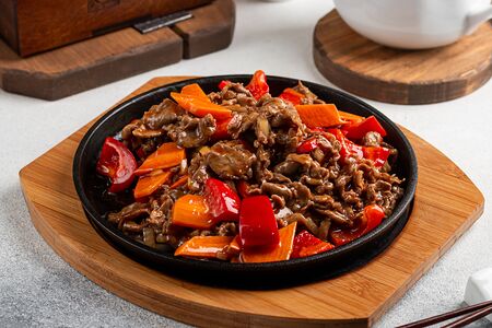 Ароматная баранина на чугунной сковороде