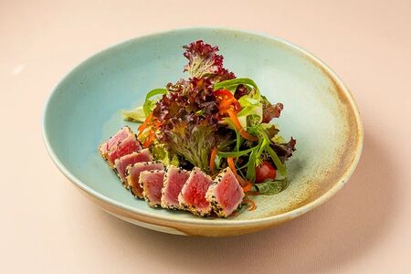 Салат с тунцом в кунжуте