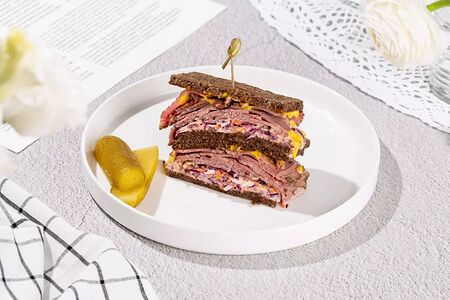 Сэндвич с пастрами и коул слоу